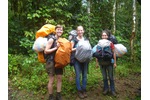 South American expedition to Cordillera Yvonne Tiede (left) with her South American team climbing into the mountain forest. Most of the luggage they carry consists of vials with food for ants. Photo: Archive of Yvonne Tiede.